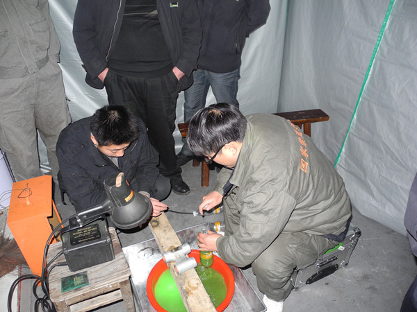 圖為國家索檢中心專業(yè)檢測人員對花臺索道抱索器進行探傷檢測 圖為國家索檢中心專業(yè)檢測人員對花臺索道抱索器進行探傷檢測